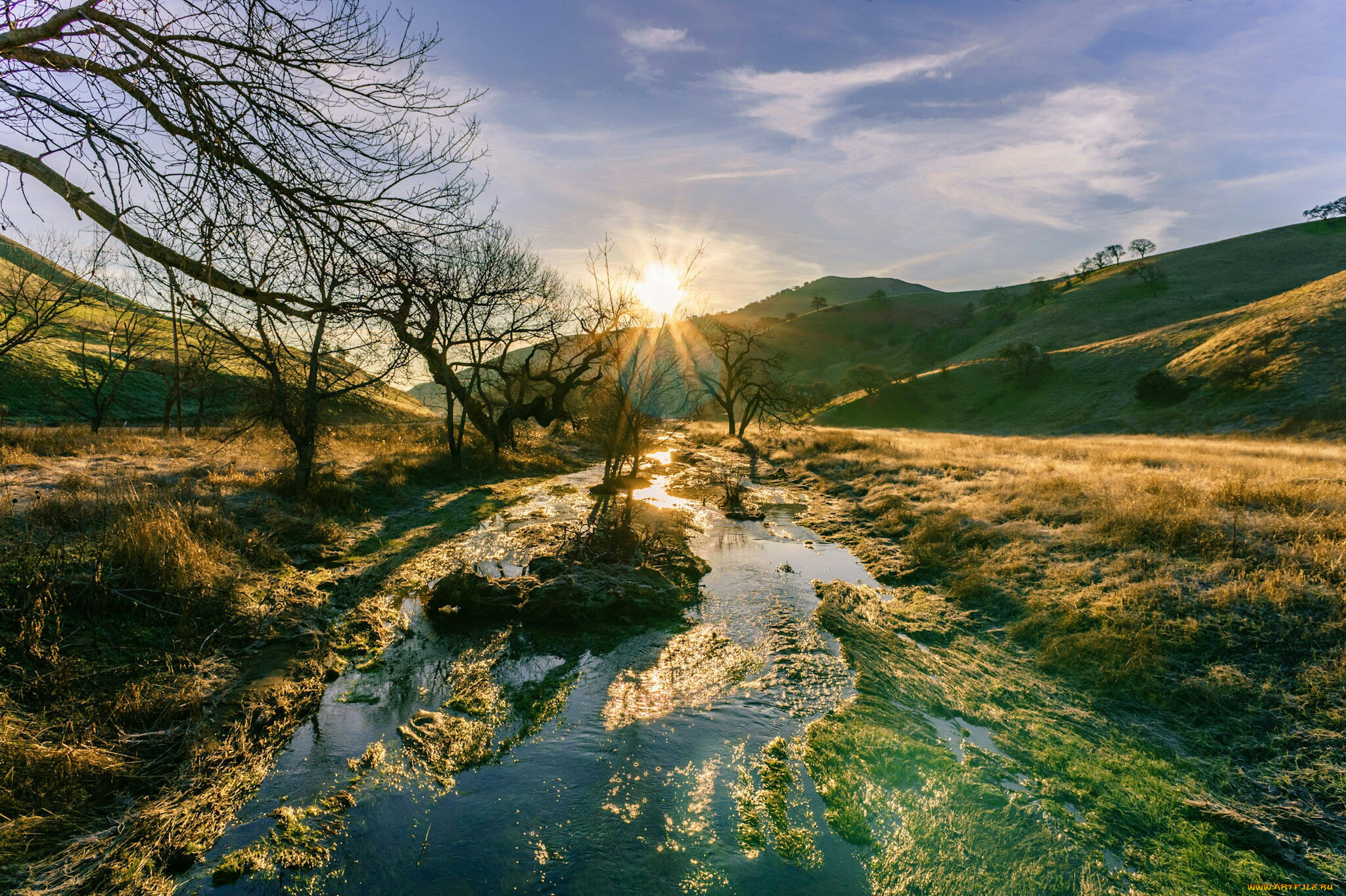 Открой природа. Открытый пейзаж. Рассвет ручей. Холмы и горы ручей. Красивые картинки природы рассвет натуральные.